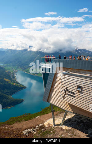 Il ristorante e la piattaforma di osservazione del Loen Skylift linea tramviaria in Loen in Stryn, Norvegia Foto Stock