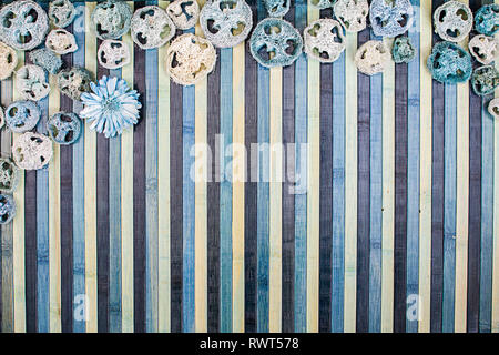 Composizione di sfondo su legno in tonalità di azzurro e blu con un adattamento di pot-pourri contorno Foto Stock