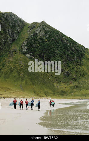 Surfisti a Stad surf in Hoddevik, Norvegia Foto Stock