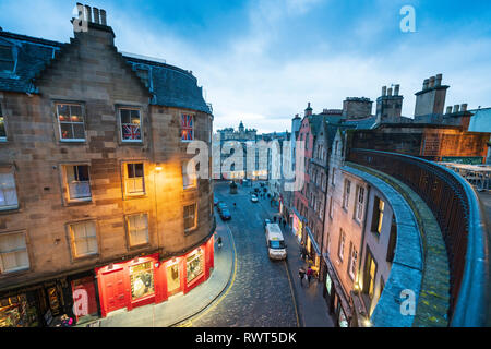 Vista del tramonto di edifici di interesse storico e i negozi di Victoria Street di Edimburgo città vecchia, Scotland, Regno Unito Foto Stock