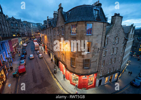 Vista del tramonto di edifici di interesse storico e i negozi di Victoria Street di Edimburgo città vecchia, Scotland, Regno Unito Foto Stock