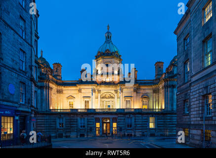 Vista notturna della sede scozzese di Lloyds Banking Group sul tumulo di Edimburgo costruito nel 1806 come sede centrale della Bank of Scotland, Regno Unito Foto Stock