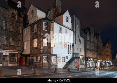 Vista notturna della casa di John Knox sul Royal Mile di Edimburgo Città Vecchia, Scotland, Regno Unito Foto Stock