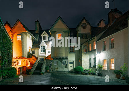 Vista delle vecchie case e il cortile a cavallo bianco vicino alla notte in Edinburgh Old Town, Scotland, Regno Unito Foto Stock