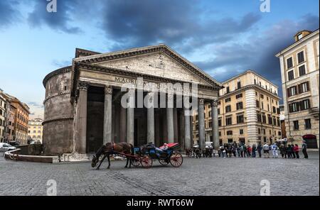 Mattina nella parte anteriore del Pantheon di Roma Foto Stock