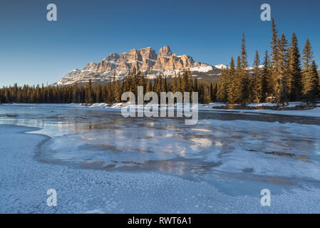 Castle Mountain in inverno al tramonto con congelato il Fiume Bow, il Parco Nazionale di Banff, Canada Canadian Rockies Foto Stock