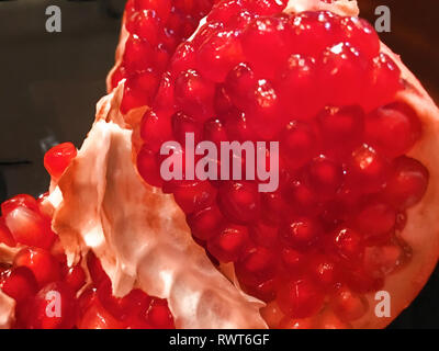 Ripe rosso o Granet di granato. Frutti di ripe rosso melograno isolare sullo sfondo bianco. Concetto vegetariano, organico Vitamine, disintossicazione, dieta. Organic Foto Stock