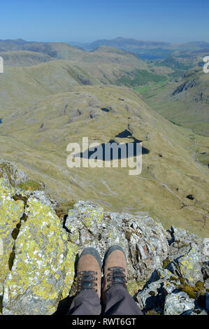 Spargendo Tarn e cadde Seathwaite percorsi come visto dal grande fine su Scafell Pike Foto Stock