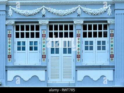 Tradizionale Peranakan di Singapore o Stretto Cinese negozio Casa con esterni di colore blu con mobili antichi di persiane in legno di colore blu nella storica Geylang Singapore Foto Stock