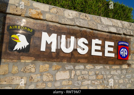 Firmare all'ingresso del museo aerotrasportato, Sainte-Mère-Eglise, Normandia, Francia. Foto Stock