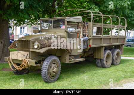 Guerra Mondiale 2 U.S Army GMC CCKW 2½-ton 6x6 Carrello in Sainte-Marie-du-Mont, Normandia, Manche, in Francia nel giugno 2014. Foto Stock