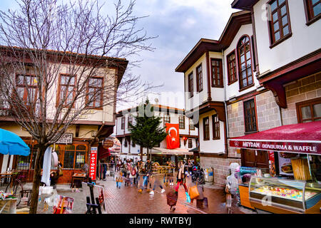 Ankara/Turkey-February 23 2019: Hamamonu quartiere che è popolare con le vecchie abitazioni turche. Messa a fuoco (tecnica di accatastamento è stata utilizzata in questa immagine) Foto Stock