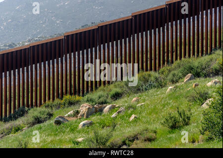 Noi recinzione di confine, barriera pedonale, tipo bollard, Tecate, California, visto dal lato di noi, zona disabitata a est di Tecate porto di entrata, Foto Stock
