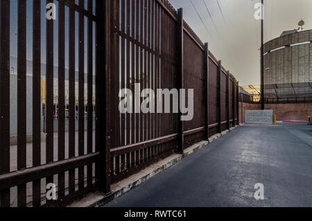 Recinzione di confine nel centro cittadino di Calexico California, appena ad est del centro cittadino di porto di entrata, vista guardando verso Ovest a POE. Aprile 2018 Foto Stock