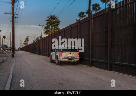 Pattuglia di Confine veicolo guardando per gli immigrati clandestini attraversare recinzione in downtown Calexico California, appena ad est del centro cittadino di porto di entrata, aprile 2018. Foto Stock