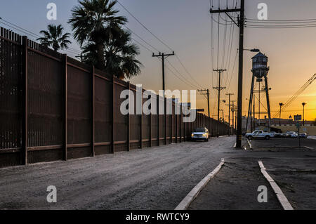 Pattuglia di Confine veicolo guardando per gli immigrati clandestini attraversare recinzione in downtown Calexico California, appena ad est del centro cittadino di porto di entrata, aprile 2018. Foto Stock