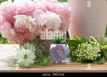 La botanica, deco con fiori di peonia, attenzione! Per Greetingcard-Use / Postcard-Use nei Paesi di lingua tedesca talune restrizioni possono applicare Foto Stock