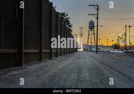 Pattuglia di Confine veicolo guardando per gli immigrati clandestini attraversare recinzione in downtown Calexico California, appena ad est del centro cittadino di porto di entrata, aprile 2018. Foto Stock