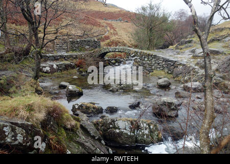 Alta Svezia ponte su Scandale Beck sul percorso verso la Wainwright Red ghiaioni nel Parco Nazionale del Distretto dei Laghi, Cumbria, England, Regno Unito Foto Stock