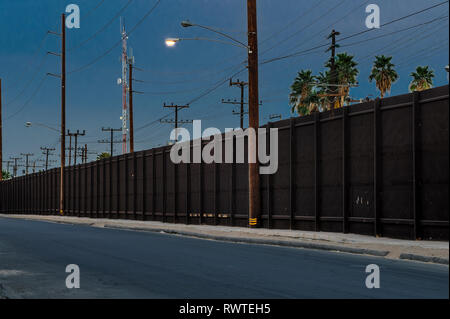 Recinzione di confine nel centro cittadino di Calexico California, appena ad est del centro cittadino di porto di entrata, Aprile 2018 Foto Stock