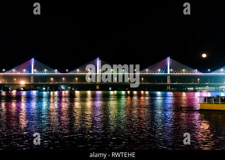 Molto famoso Fiume Mandovi Bridge, noto anche come Atal Setu è uno del più grande ponte strallato, ed è ben illuminato di notte. Foto Stock