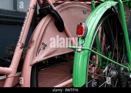 Le biciclette parcheggiate su Warren Street, Fitzrovia, London, Regno Unito Foto Stock