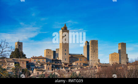 Il borgo medievale di San Gimignano con le sue famose torri. in Toscana Italia Foto Stock