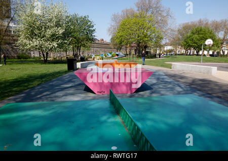 Tavoli da ping pong in Stonebridge giardini, Haggerston, London, Regno Unito Foto Stock