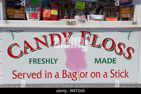 Candy Floss stallo in Brighton Palace Pier, nella cittadina costiera di Brighton, Sussex, Inghilterra. Foto Stock