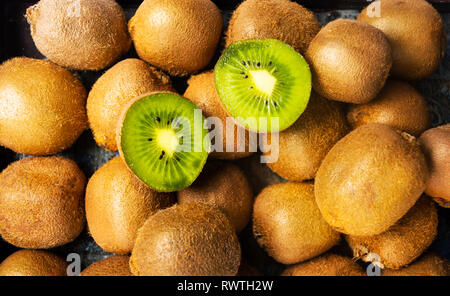 Kiwi su un tavolo di legno vicino fino Foto Stock