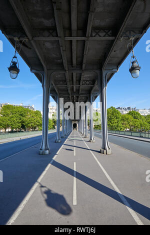 Bir Hakeim bridge a Parigi, in vista prospettica in una soleggiata giornata estiva in Francia Foto Stock