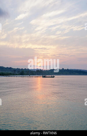 Un nuvoloso sunrise a Sok San lunga spiaggia di Koh Rong isola in Cambogia Foto Stock