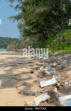 Rifiuti di plastica su una bellissima spiaggia nascosta su Koh Rong Sanloem isola in Cambogia Foto Stock