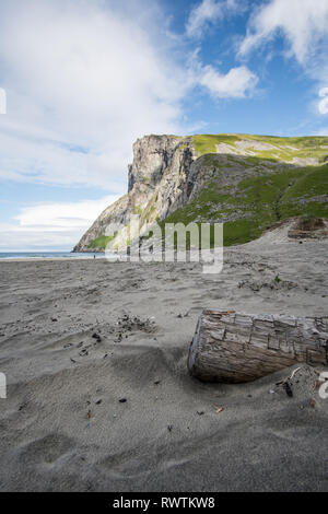 La vista di Ryten da Kvalvika Beach in Lofoten Island, Norvegia Foto Stock