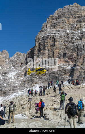 Tre Cime di Lavaredo, Italia - 22 settembre 2017 un italiano di Salvataggio in elicottero vicino alle Tre Cime di Lavaredo in Alto Adige Dolomiti, Italia Foto Stock