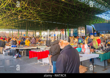 Ankara/Turkey-February 03 2019: vari vasi antichi, brocche, brocche al mercato delle pulci, Ayranci Antika Pazari, antichi bazaar Foto Stock