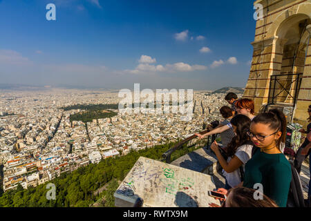 Atene, Grecia - Ottobre Monte Lycabettus Area di visualizzazione e la chiesa di St George con i turisti il 24 ottobre 2018 in Grecia. Foto Stock