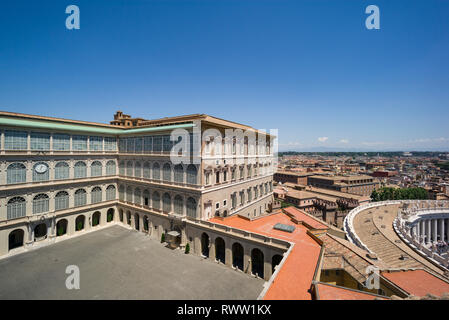 Roma. L'Italia. Cortile di San Damaso con logge (sinistra, architetto Donato Bramante, 1444-1514, costruito 1512-18), Palazzo Apostolico (centro, architetto Domen Foto Stock