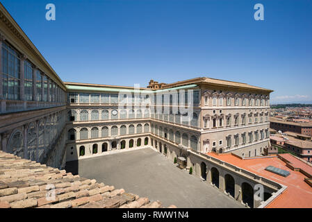 Roma. L'Italia. Cortile di San Damaso con logge (sinistra, architetto Donato Bramante, 1444-1514, costruito 1512-18) e il palazzo apostolico (destra, architetto Foto Stock