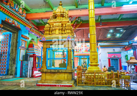 YANGON, MYANMAR - 15 febbraio 2018: la raffinata decorazione interna del centro storico di Sri Varatha Raja Perumal tempio indù con sculture complesse e luminose Foto Stock