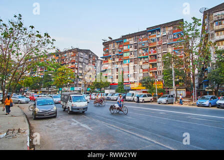 YANGON, MYANMAR - 15 febbraio 2018: la meschina edifici residenziali in Botataung Pagoda Road, su 15 Febbraio a Yangon. Foto Stock