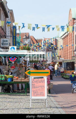 Wochenmarkt in der Fußgängerzone Lange Straße mit Fähnchen Geschmückt, Altstadt, Buxtehude, Altes Land, Niedersachsen, Deutschland, Europa Foto Stock