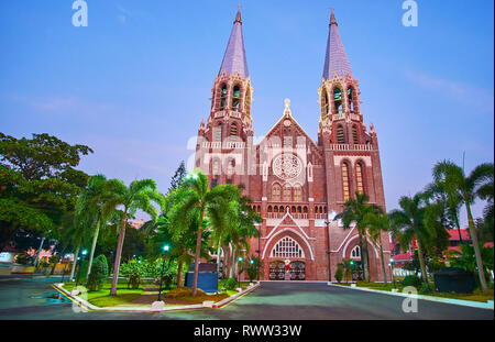 La passeggiata serale nel giardino di palme di St Mary (Immacolata Conseption) Cattedrale Gotica di Yangon, Myanmar. Foto Stock