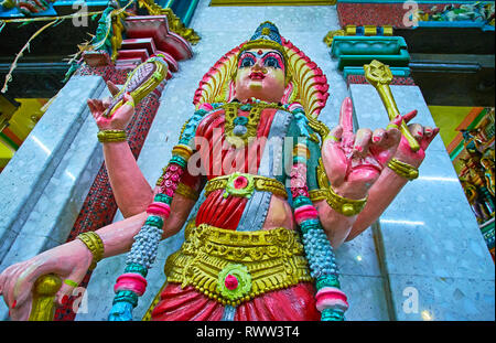 YANGON, MYANMAR - 15 febbraio 2018: la statua colorata in corrispondenza della parete del garbha-griha dello Sri Kaali Amman tempio indù, su 15 Febbraio a Yangon. Foto Stock