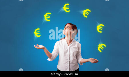 Giovane persona felice destreggiarsi con simbolo euro Foto Stock