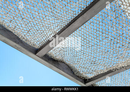 Il baldacchino del sole sotto il cielo blu a giornata di sole Foto Stock