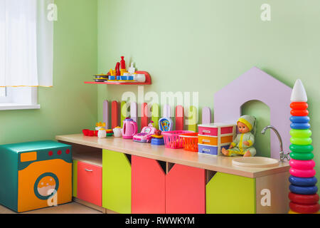 Angolo bambini con giocattoli. Kindergarten con set di giocattolo. Primo piano. Foto Stock