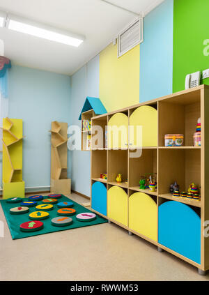 Kindergarten, giocattoli sugli scaffali. Kindergarten con set di giocattolo. Primo piano. Foto Stock
