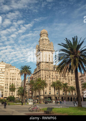 Piazza principale di Montevideo, Plaza de la Independencia, Palazzo Salvo Foto Stock