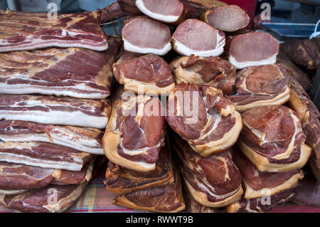 Domestico e pancetta affumicata carne di maiale esposte per la vendita. Foto Stock